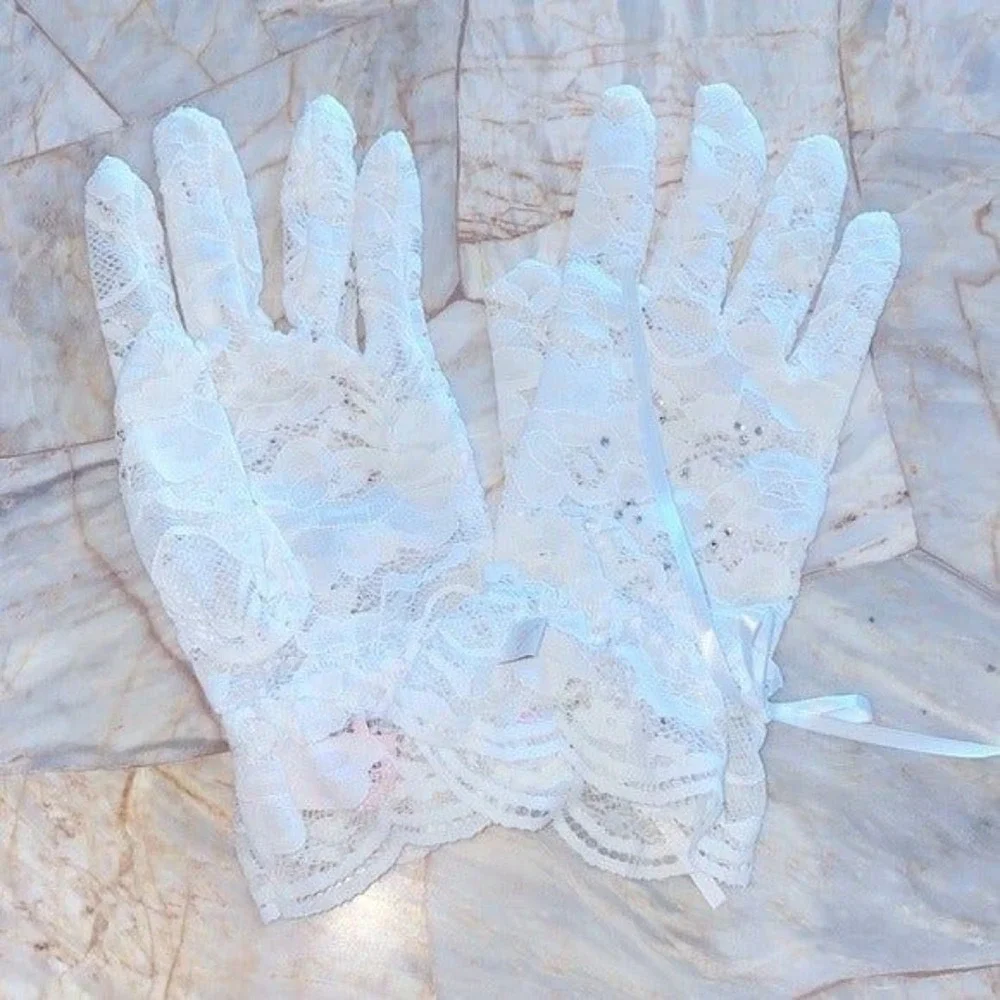 VS  Sequined White Lace Gloves
